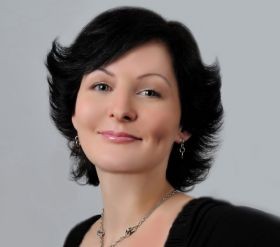 Здравствуйте моему ребенку 2 месяца я кормлю ее коровьем молоком у нее появилась сыпь с срыгивает все что сьест!