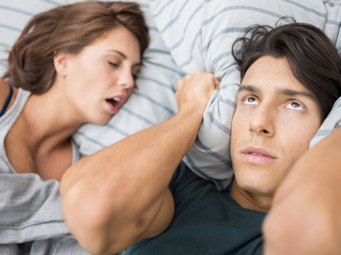 Как вылечить храп и сохранить свои отношения?
